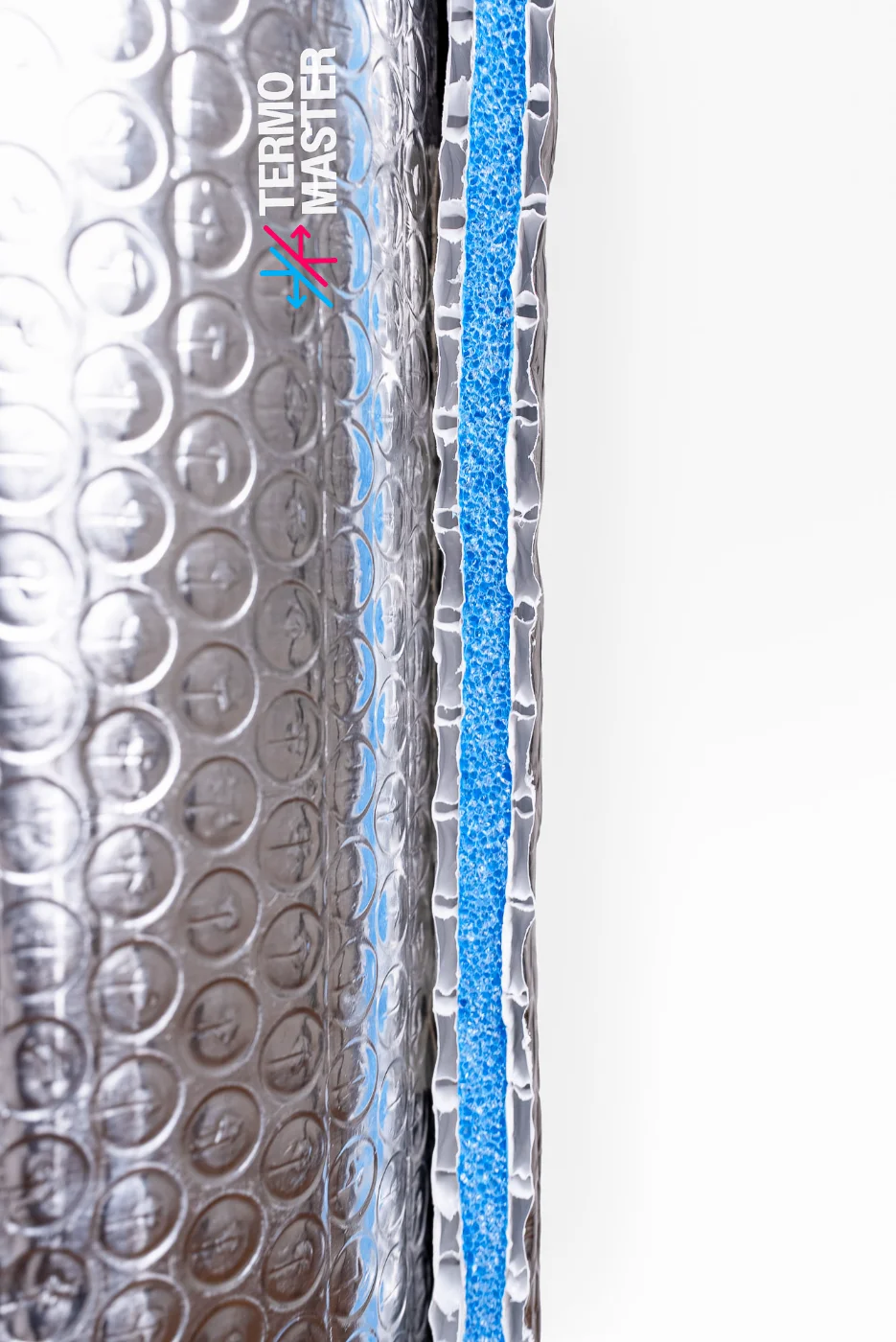 Przekrój maty izolacji termicznej z folią refleksyjną i warstwą pianki